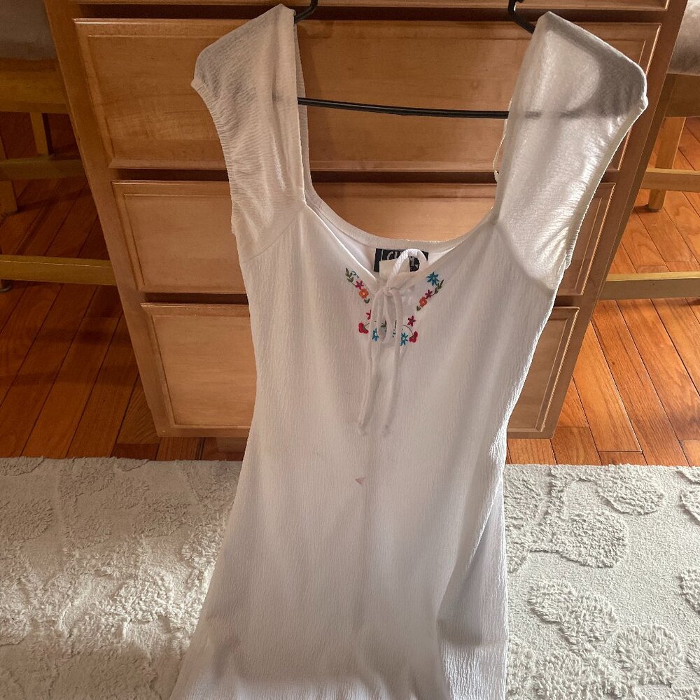 City Triangles, Light white sundress